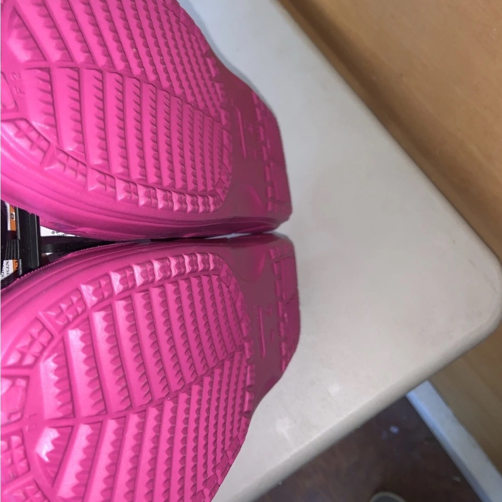 NWT! Crocs Fuchsia Fun Classic Sandals. Women’s Size 9. Includes 2 Charms. - Picture 16 of 16